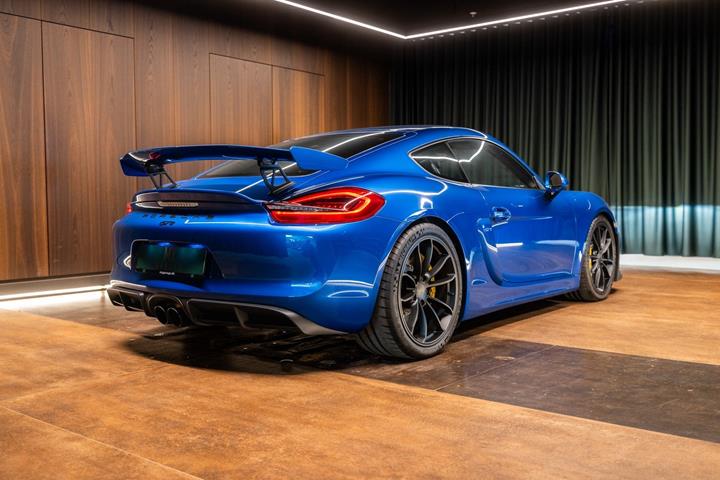 Blå Porsche Cayman GT4 fra 2016 set udefra