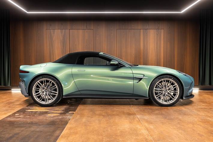 Grå Aston Martin Vantage fra 2025