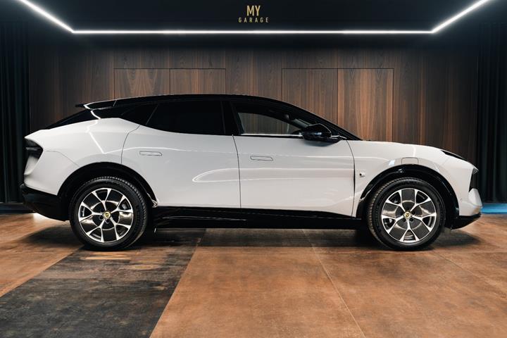 Grå Lotus Eletre fra 2025