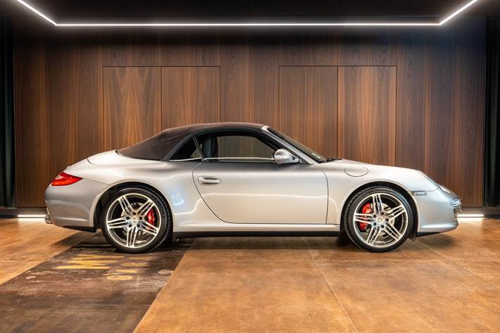 Sølv Porsche 911 Carrera 4S fra 2010