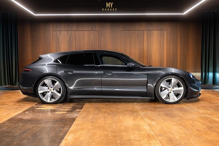 Grå Porsche Taycan fra 2022