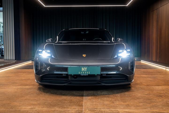 Grå Porsche Taycan fra 2022