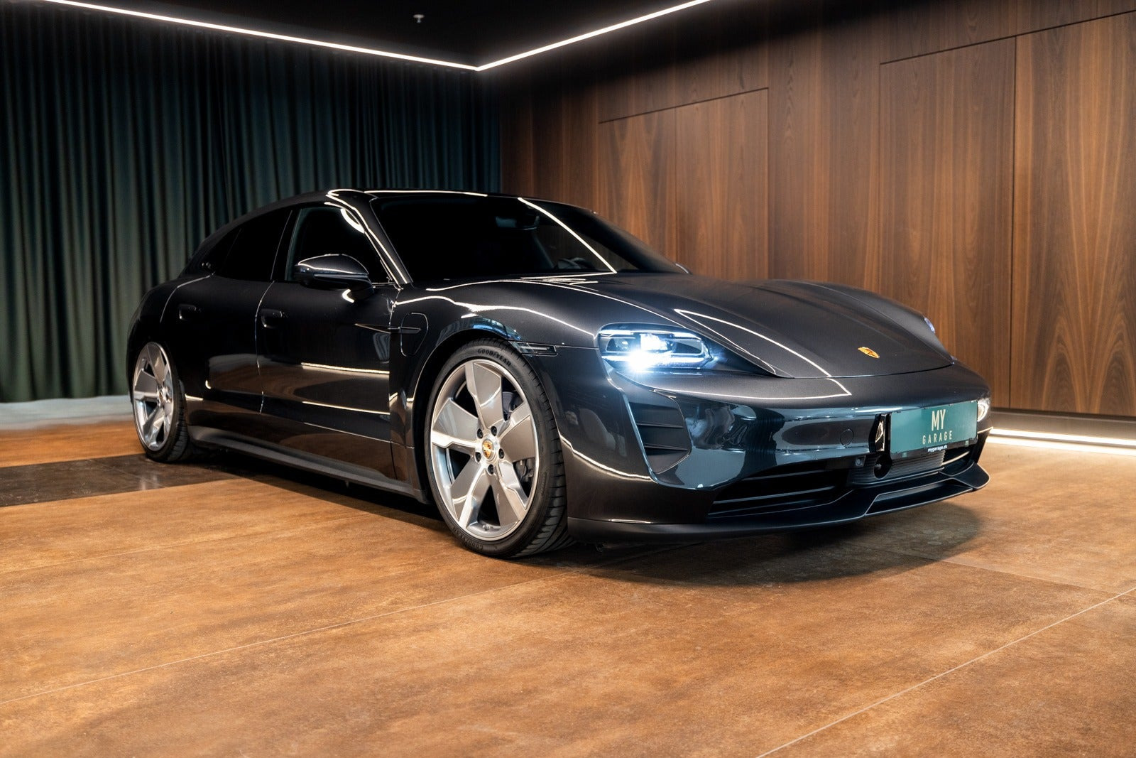 Grå Porsche Taycan fra 2022