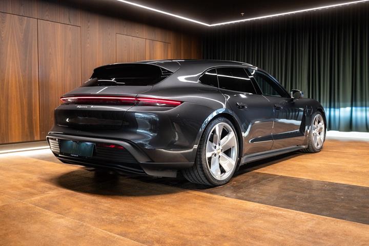 Grå Porsche Taycan fra 2022