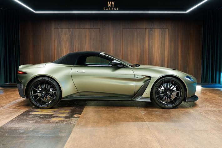 Grå Aston Martin Vantage fra 2023