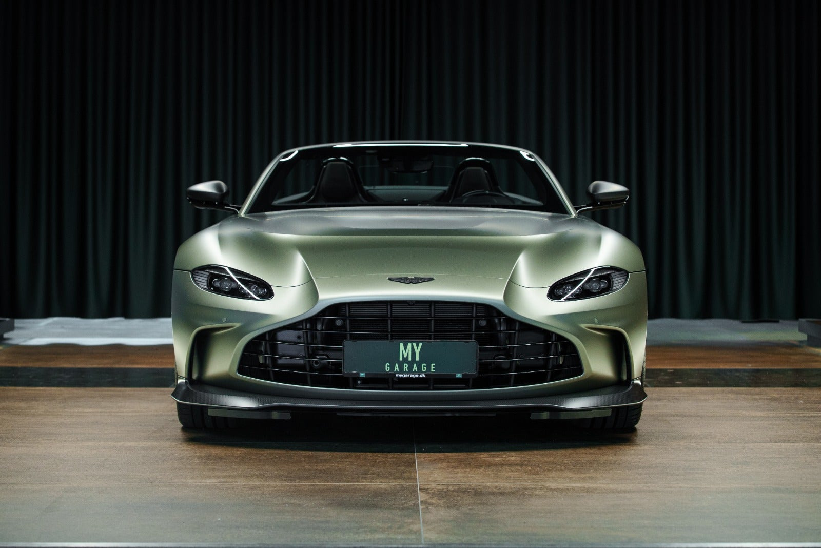 Grå Aston Martin Vantage fra 2023