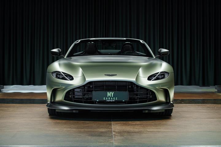 Grå Aston Martin Vantage fra 2023