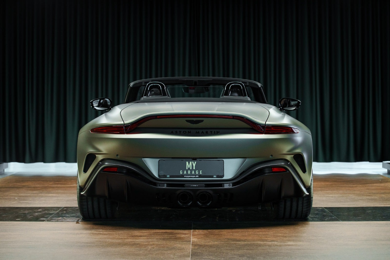 Grå Aston Martin Vantage fra 2023