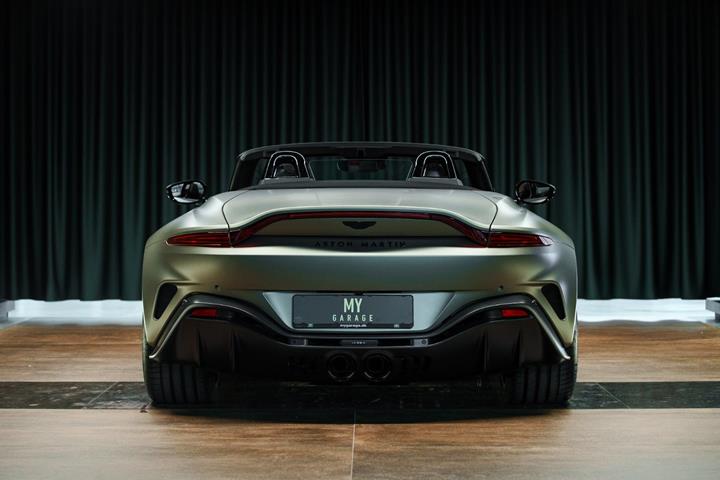 Grå Aston Martin Vantage fra 2023