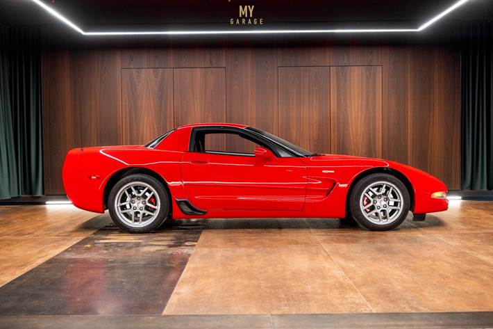 Rød Chevrolet Corvette fra 2002
