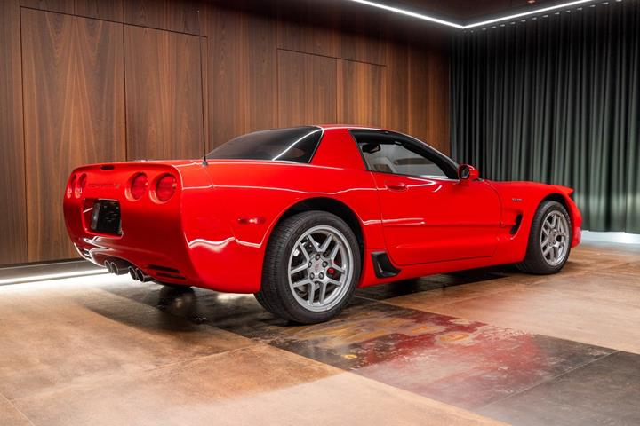 Rød Chevrolet Corvette fra 2002