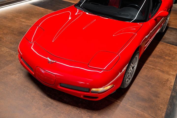 Rød Chevrolet Corvette fra 2002