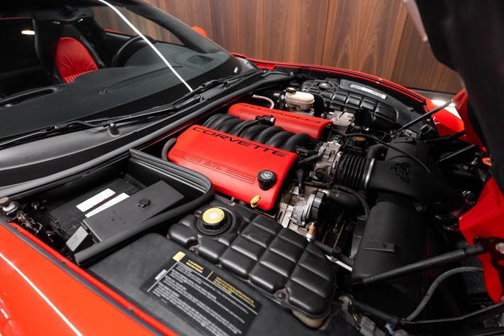 Rød Chevrolet Corvette fra 2002