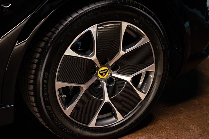 Sort Lotus Eletre fra 2025