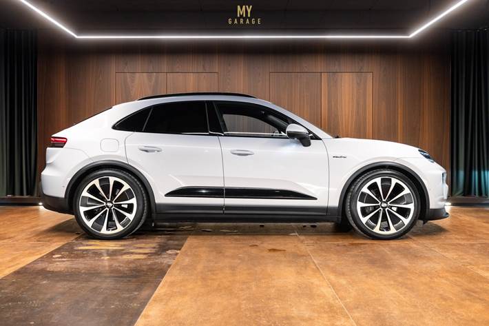 Sort Porsche Macan 4 fra 2024