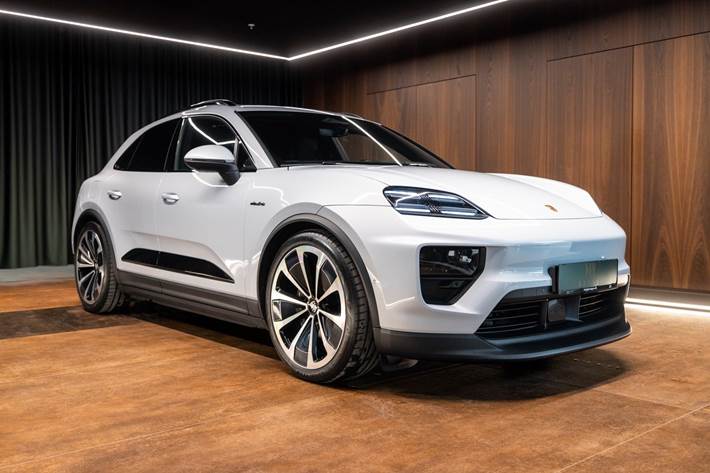 Sort Porsche Macan 4 fra 2024