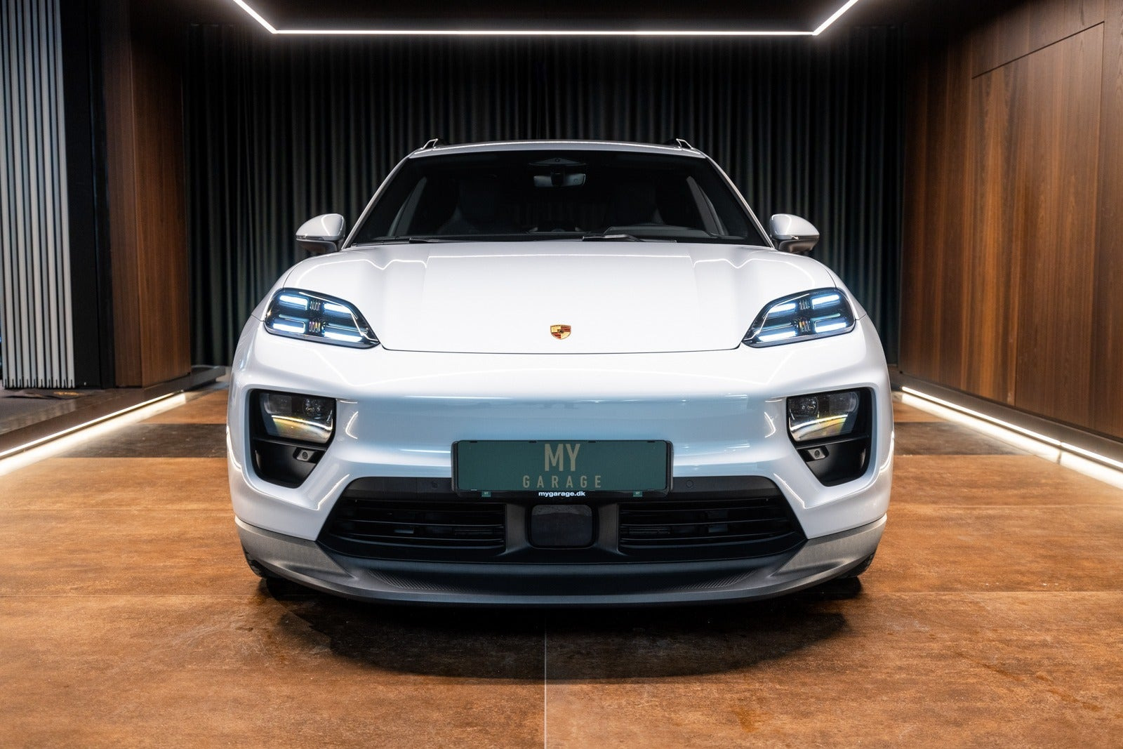 Sort Porsche Macan 4 fra 2024