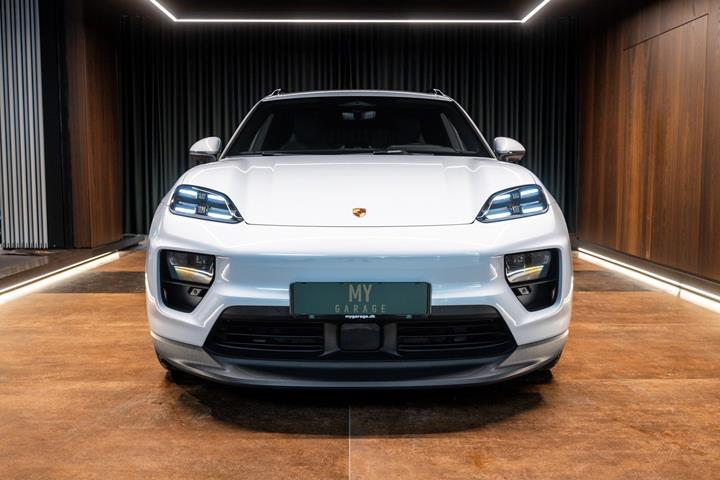 Sort Porsche Macan 4 fra 2024