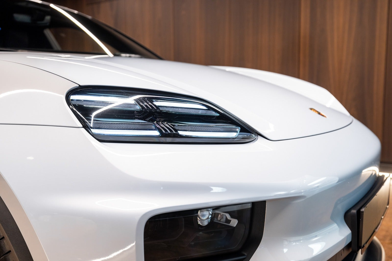 Sort Porsche Macan 4 fra 2024