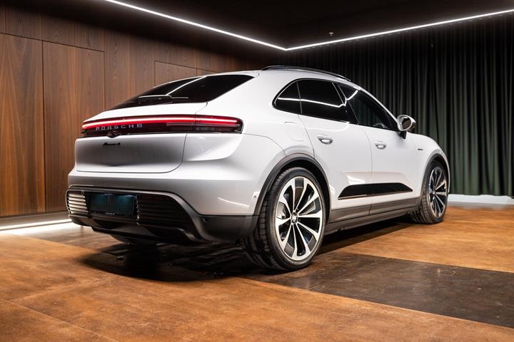 Sort Porsche Macan 4 fra 2024