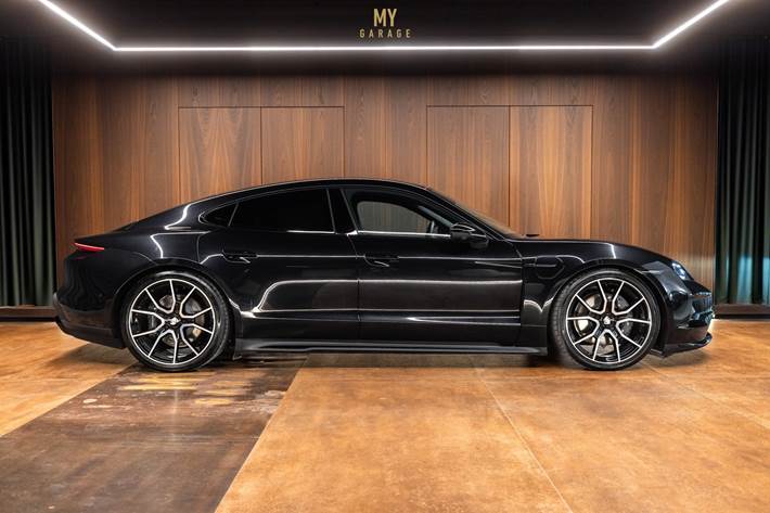 Sort Porsche Taycan fra 2025