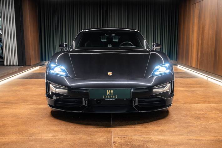 Sort Porsche Taycan fra 2025