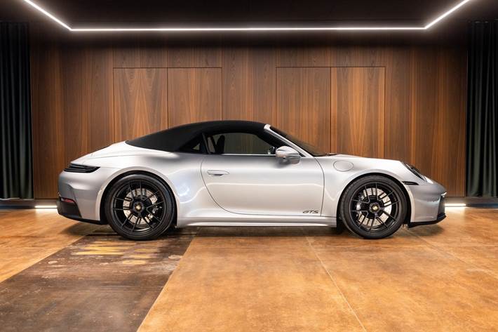 Sort Porsche 911 Carrera GTS fra 2025