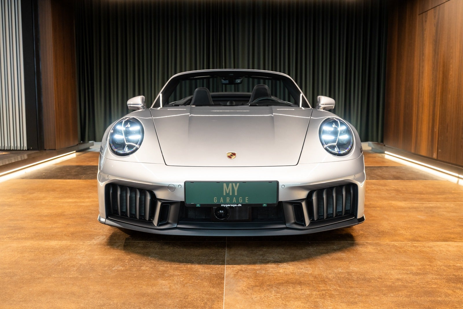 Grå Porsche 911 Carrera GTS fra 2025