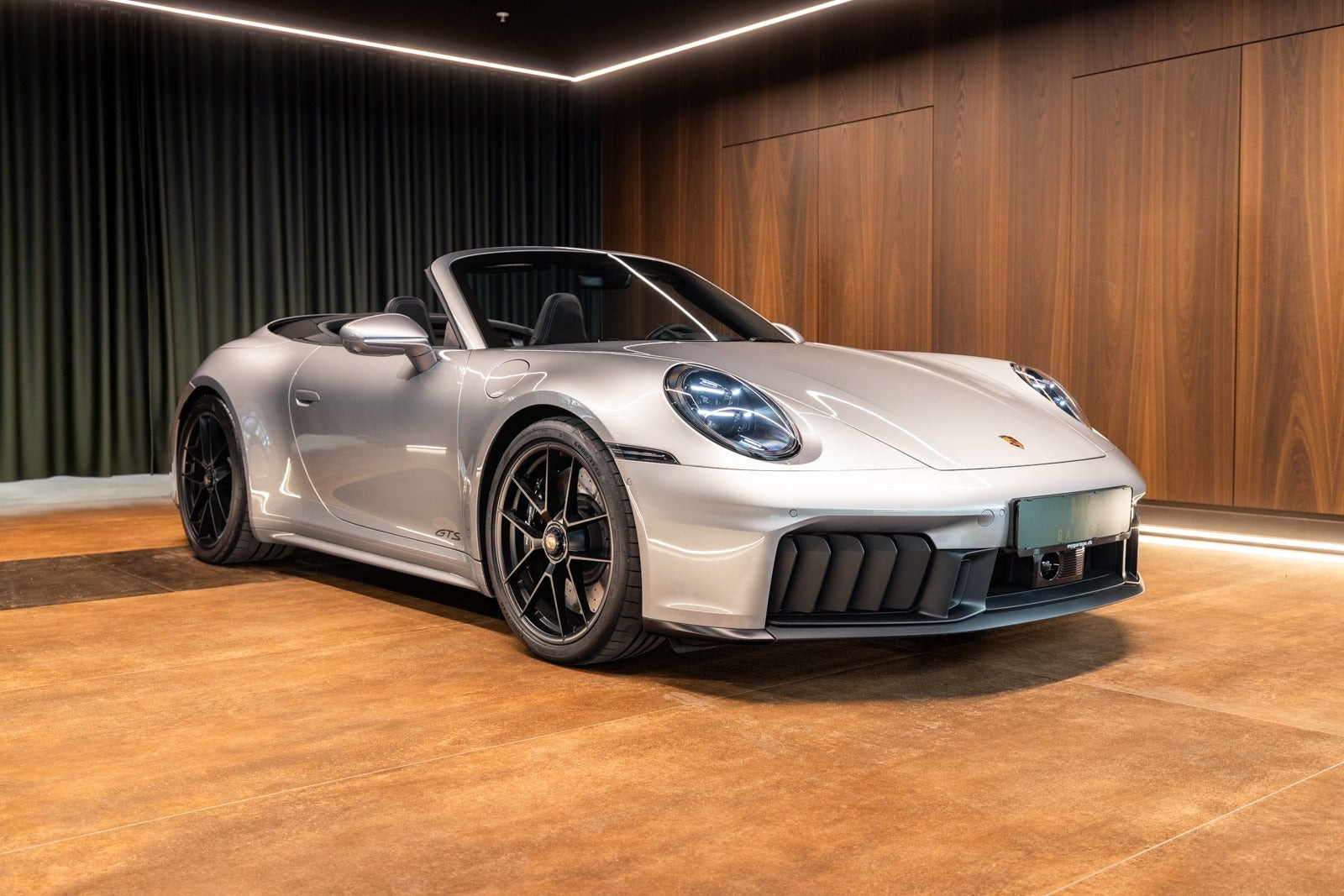 Grå Porsche 911 Carrera GTS fra 2025