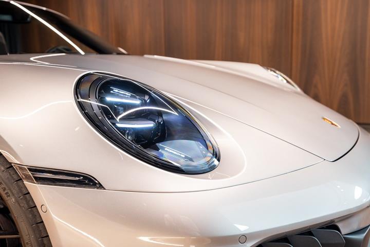 Grå Porsche 911 Carrera GTS fra 2025