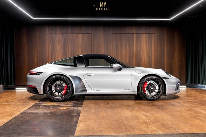 Sølv Porsche 911 Targa 4 GTS fra 2022