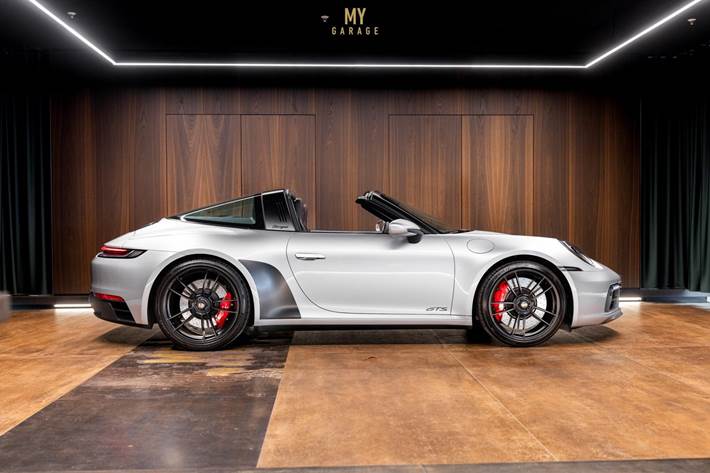 Sølv Porsche 911 Targa 4 GTS fra 2022