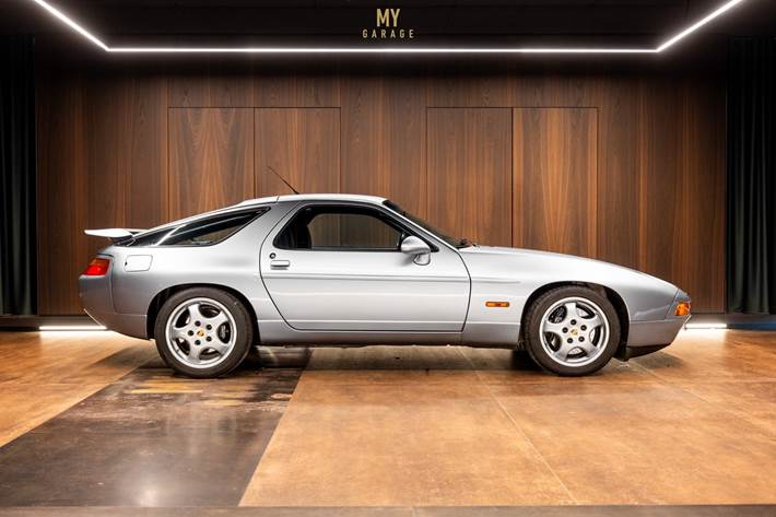 Sølv Porsche 928 fra 1992
