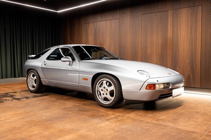 Sølv Porsche 928 fra 1992