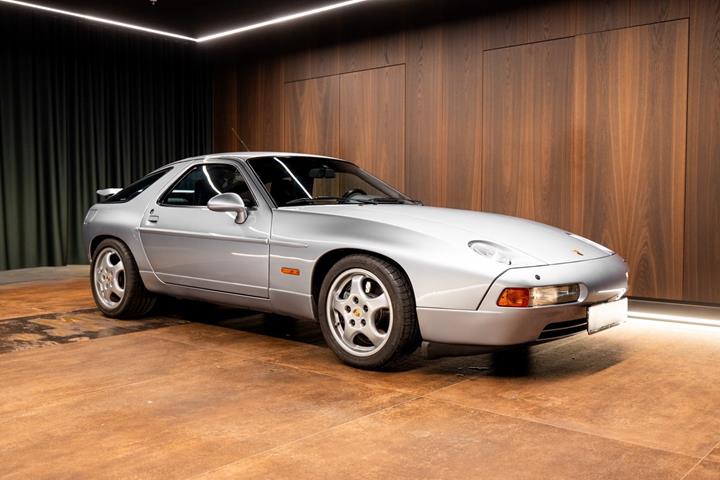 Sølv Porsche 928 fra 1992