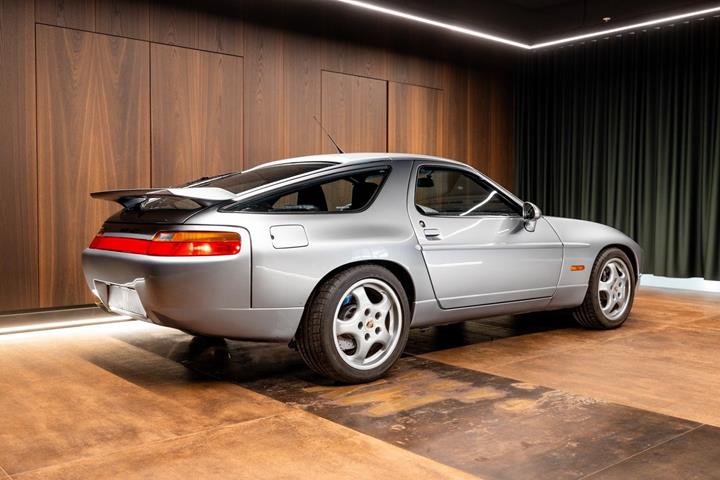 Sølv Porsche 928 fra 1992