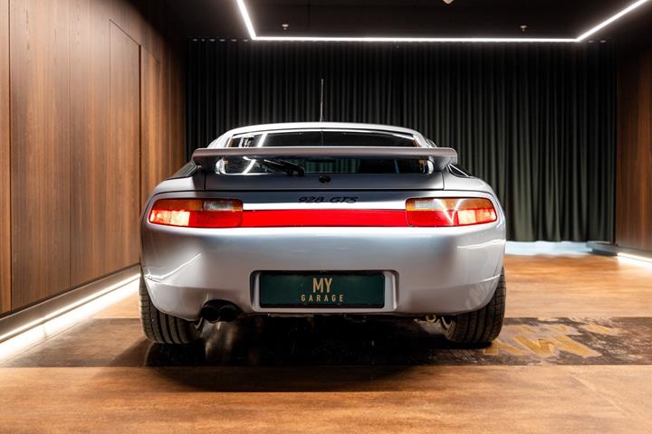 Sølv Porsche 928 fra 1992