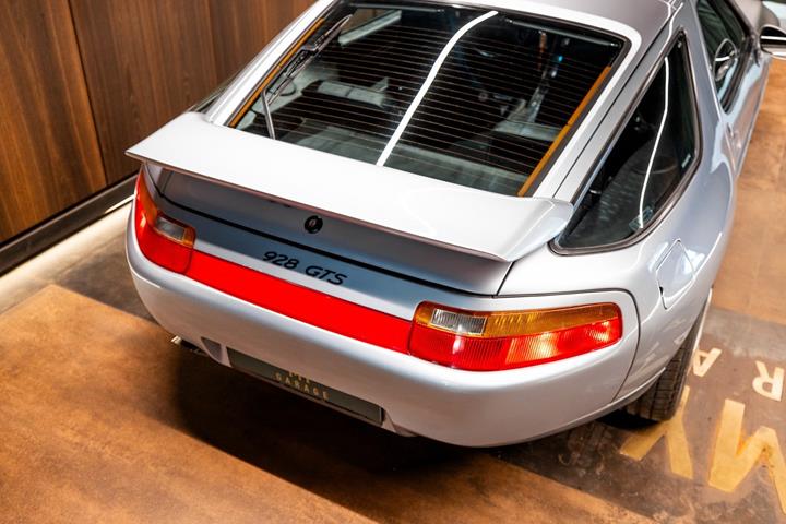 Sølv Porsche 928 fra 1992