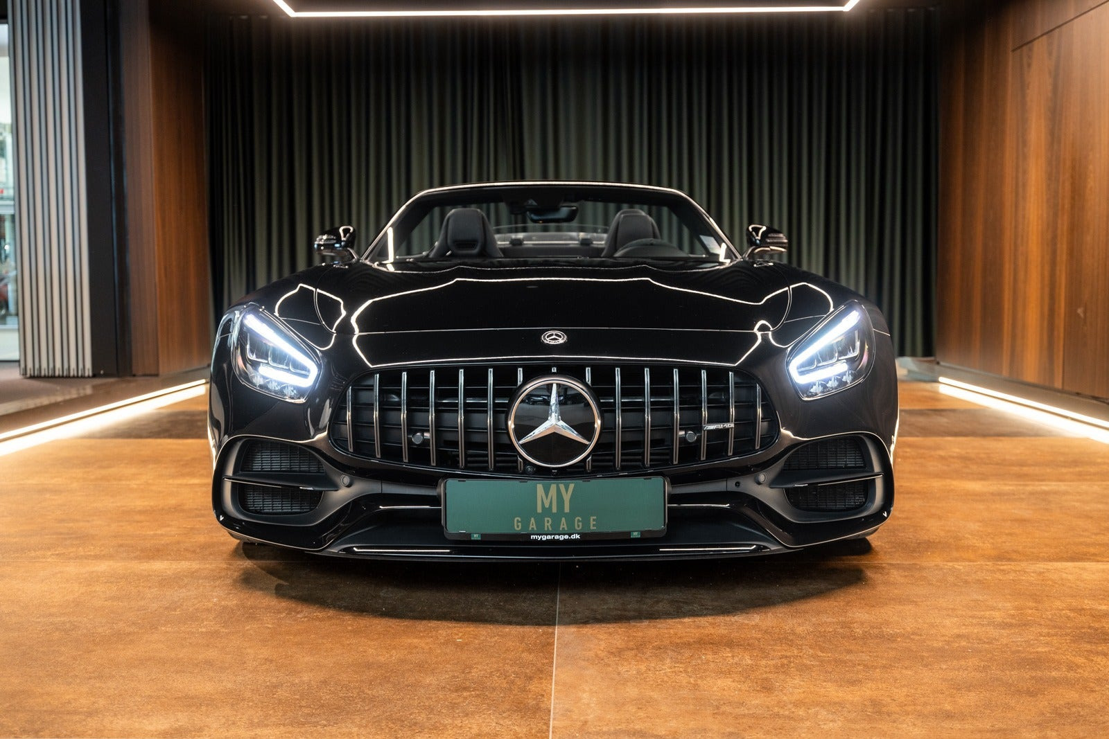 Sort Mercedes AMG GT fra 2021 set udefra