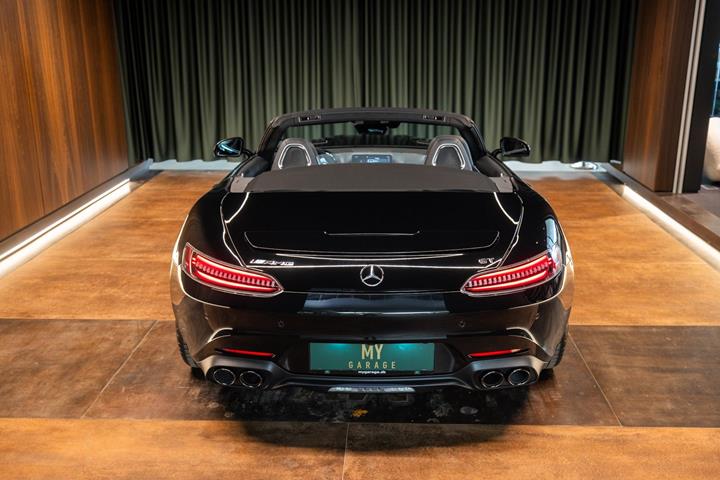 Sort Mercedes AMG GT fra 2021 set udefra
