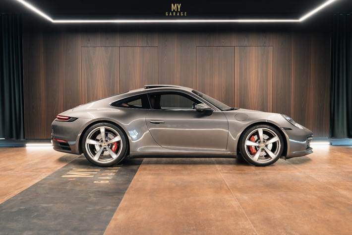 Grå Porsche 911 Carrera 4S fra 2019