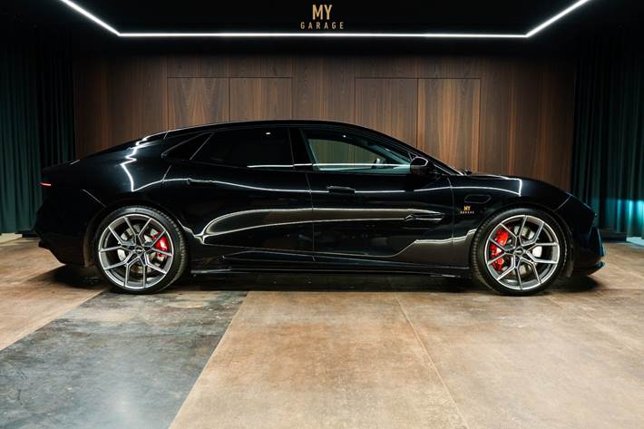 Sort Lotus Emeya fra 2024
