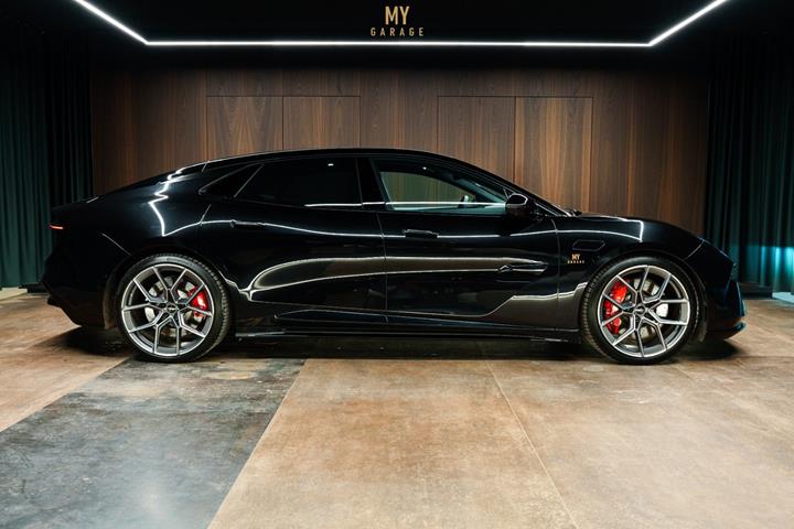 Sort Lotus Emeya fra 2024