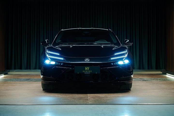 Sort Lotus Emeya fra 2024