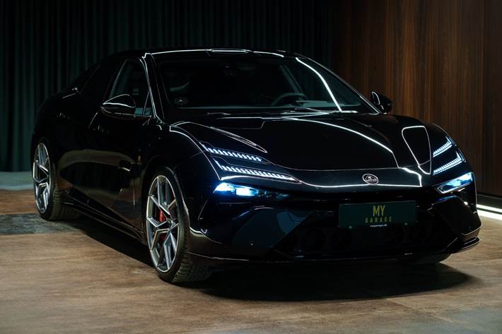 Sort Lotus Emeya fra 2024