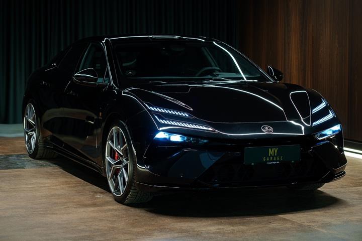 Sort Lotus Emeya fra 2024