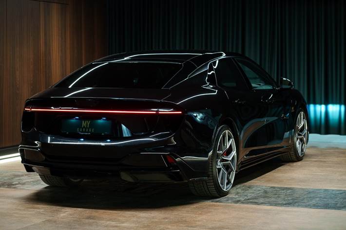 Sort Lotus Emeya fra 2024