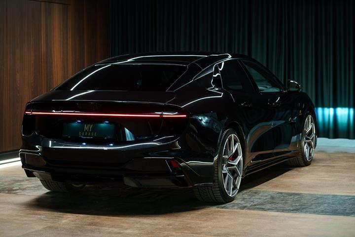 Sort Lotus Emeya fra 2024
