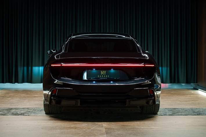 Sort Lotus Emeya fra 2024