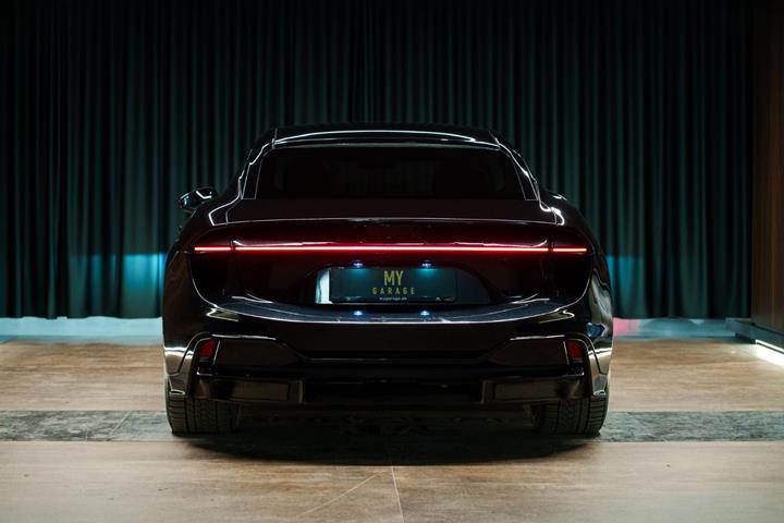 Sort Lotus Emeya fra 2024